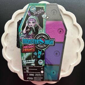 Monster High Skulltimate Secrets ~ Twyla Neon Frights